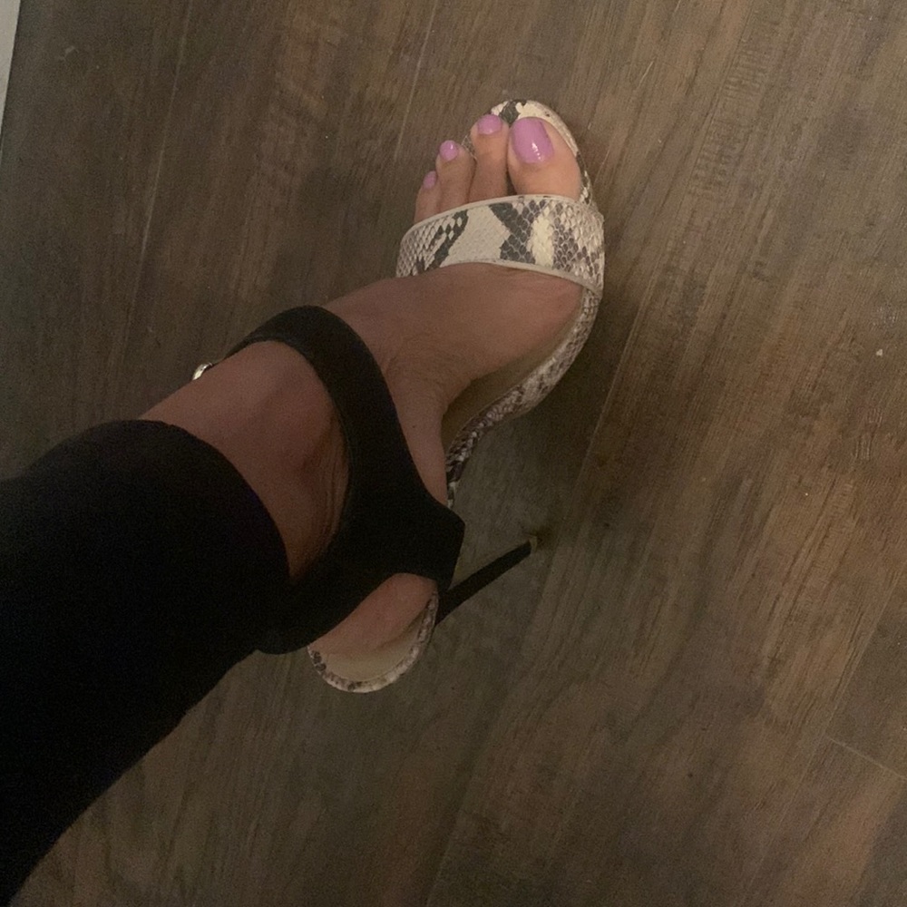 Black and suede snake skin pump